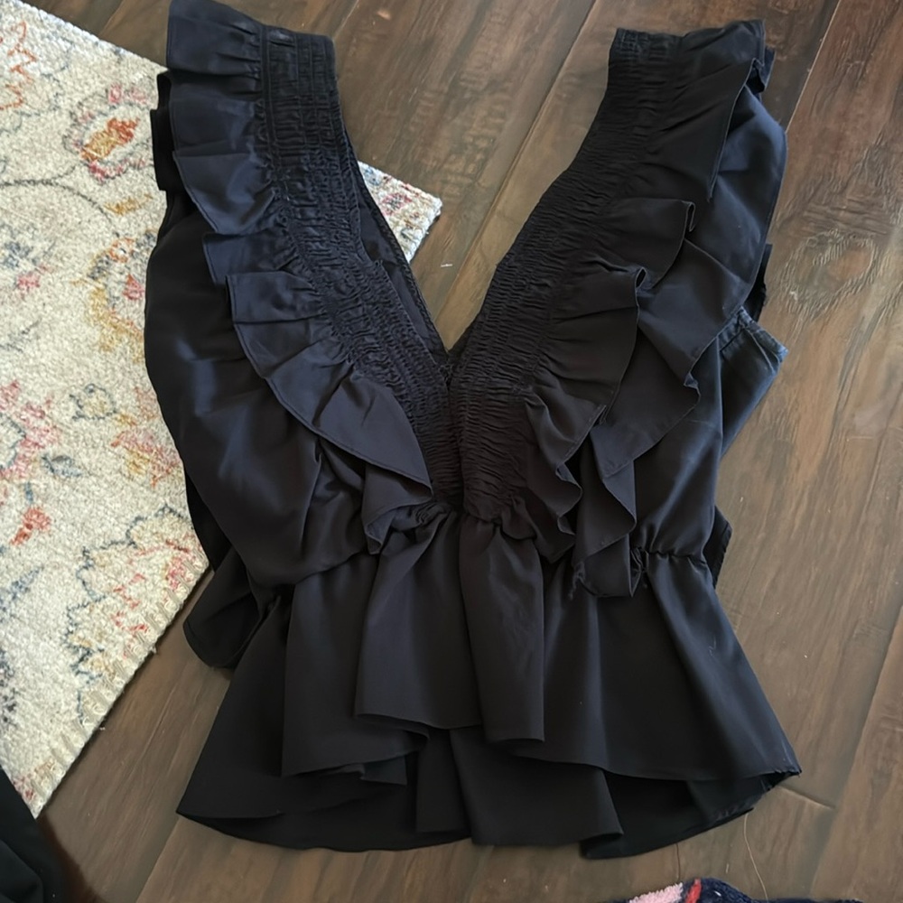 Strut & Bolt black top. size medium